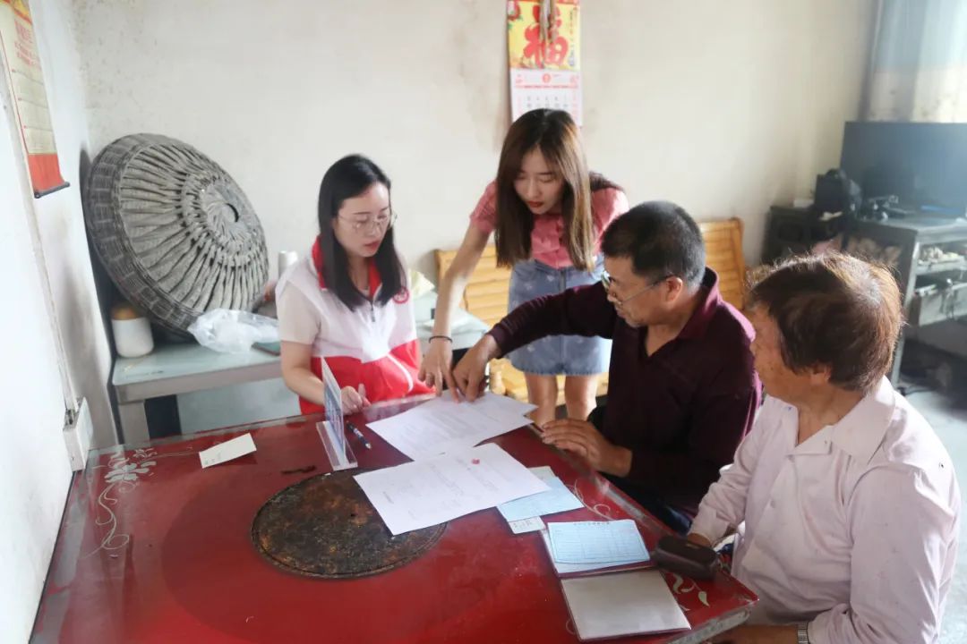 七旬老人无人赡养 法律援助上门帮维权.jpg