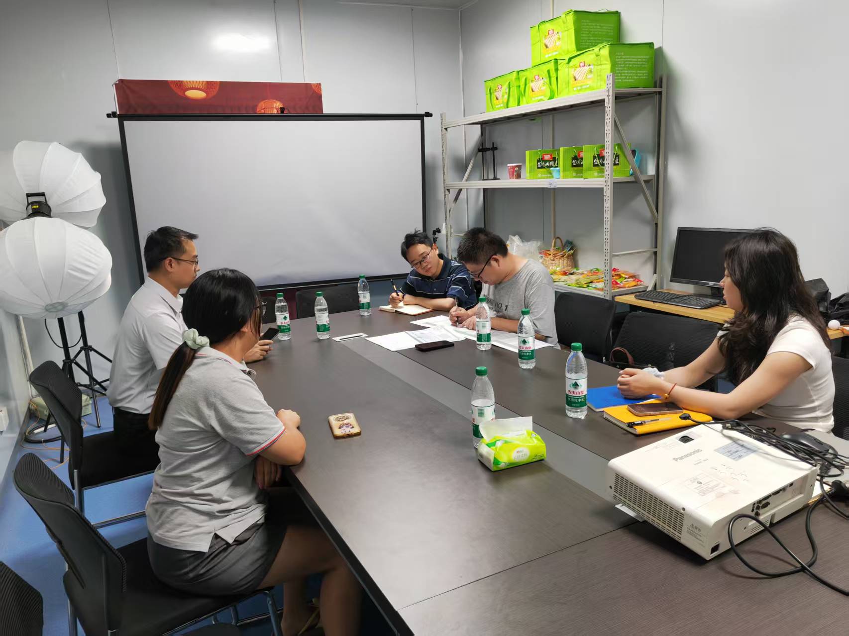 区统计局深入工业园区开展企业统计信息核查工作.jpg