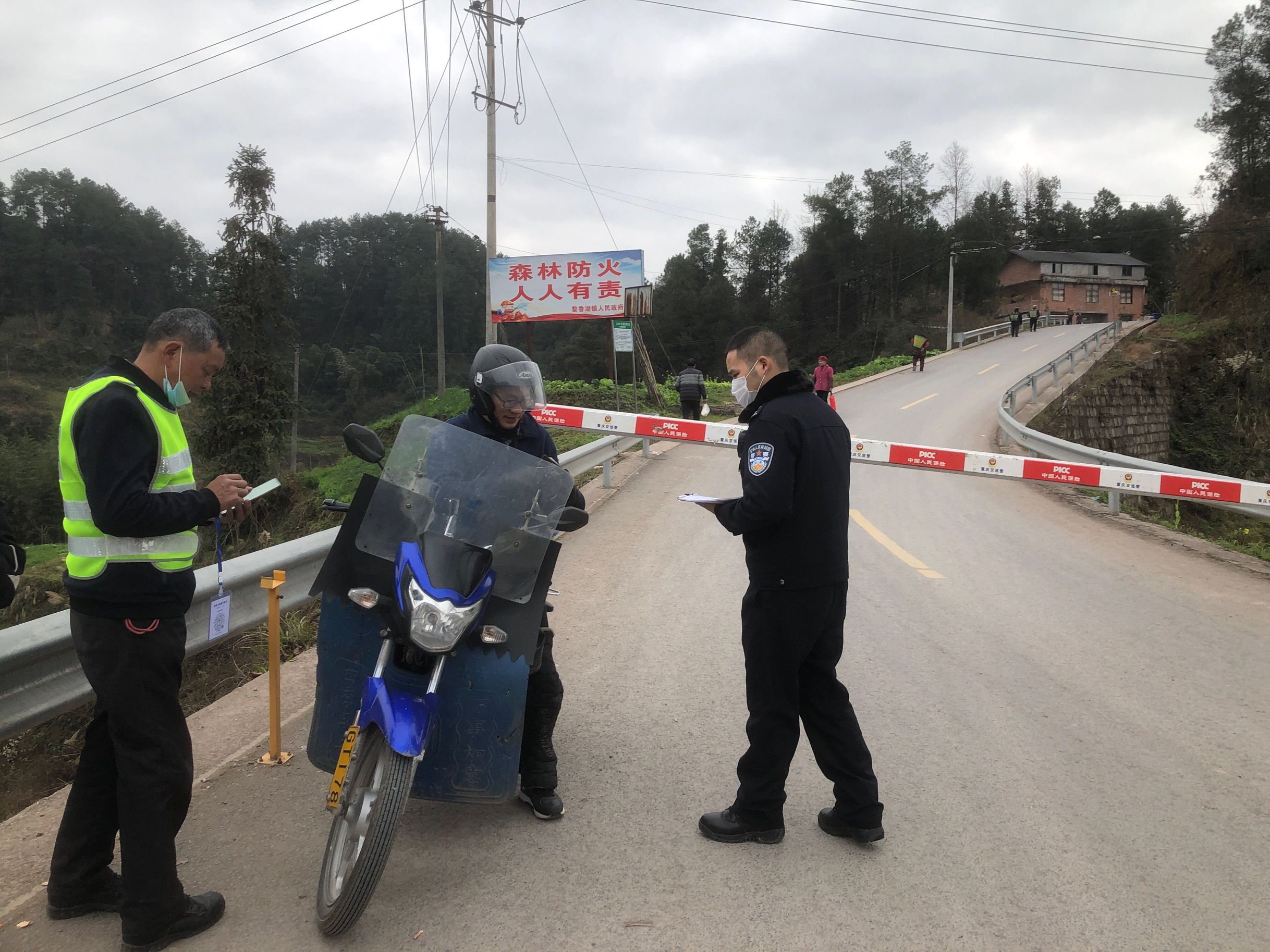 开展农村道路交通安全劝导工作_焦点图片_政务信息_黎香湖镇_乡镇