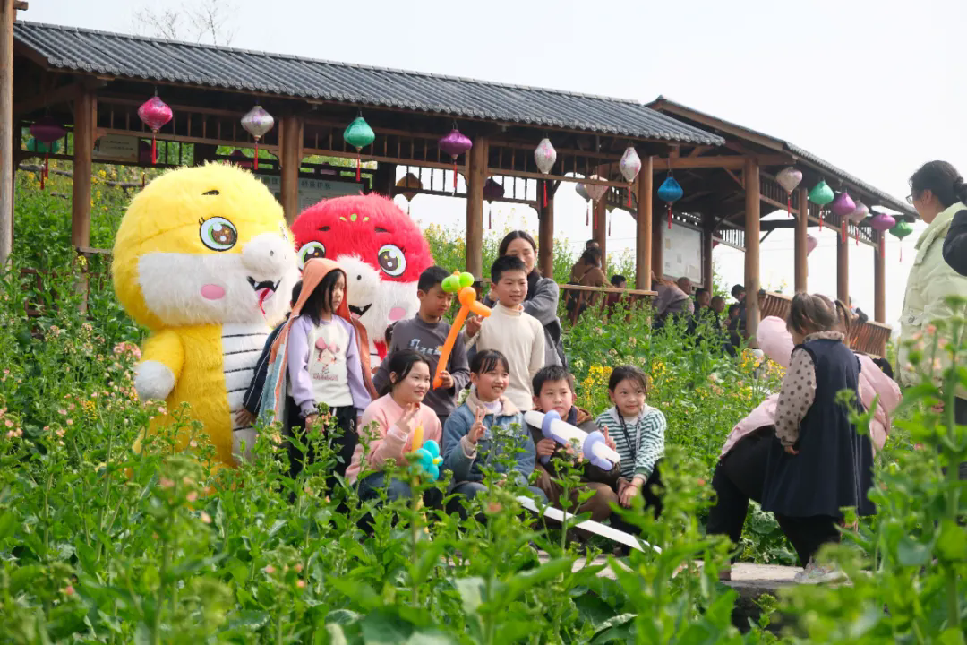 鸣玉镇第四届“五彩繁花季”开幕,农文旅商融合赋能乡村振兴.webp.png